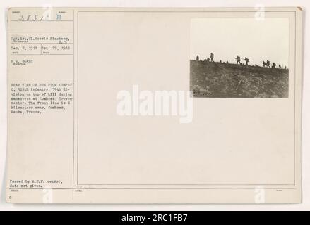 Sur cette photographie, prise le 23 octobre 1918, le sergent 1st cl. Morris Fineberg capture une vue arrière des hommes de la compagnie G, 313th Infantry, 79th division. On les aperçoit au sommet d'une colline lors de manoeuvres à Combres, secteur Troyon. La ligne de front est située à environ 4 kilomètres de leur position. Cette image a été prise à Combres, Meuse, France et a été approuvée par le censeur de l'A.E.F. Banque D'Images