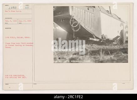 Un avion de Love Field à Dallas, au Texas, s'est écrasé à Roanoke, au Texas, en raison d'un atterrissage forcé. La date de l'incident est le 17 août 1918. Cette photographie a été prise par un photographe du D.M.A (Département des activités militaires) et n'est pas destinée à la publication. Banque D'Images