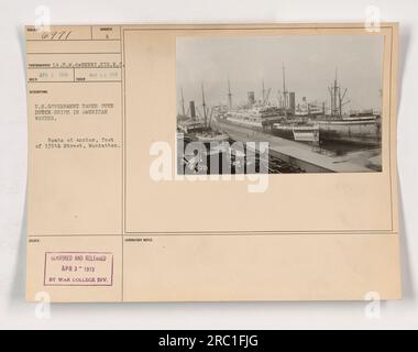 Photographie de navires néerlandais pris en charge par le gouvernement américain dans les eaux américaines. Les bateaux sont aperçus au mouillage au pied de la 135th Street à Manhattan. L'image a été prise le 28 mars 1918 par le photographe Lt E.M. de Berri. Il a été reçu le 3 avril 1918 et portait le numéro 6971. La photographie a été censurée et publiée par le laboratoire de la Division du War College le 3 avril 1918. Banque D'Images