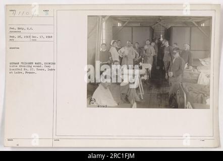 Prisonnier allemand recevant un traitement médical à l'hôpital Camp n°27 de Tours, Indre et Loire, France. Sur la photo, une infirmière est vue habillant la blessure du soldat Eddy, S.C. L'image a été prise le 17 décembre 1918 et publiée sous le numéro 41109 de la série. Banque D'Images