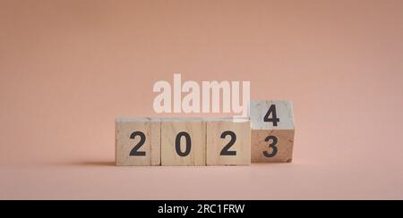 Cubes ou blocs de bois sur table, tour d'année de 2023 à 2024. Banque D'Images