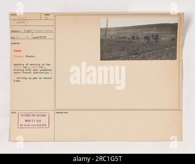 Des membres de la cent soixante-cinquième division d'infanterie de la quarante-deuxième division sont vus à Chanoy, en France, travaillant avec des hommes d'un seul poids sous instruction française. Ils sont montrés en train de mettre en place un pistolet en un temps record. Cette photographie a été prise le 8 février 1918 par un photographe du signal corps, aux États-Unis Banque D'Images