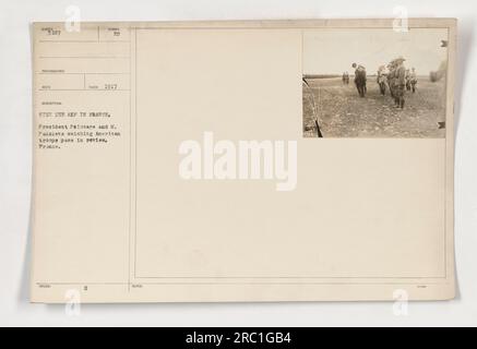 Le président Poincaré et M. Painleve observent le passage en revue des troupes américaines pendant la première Guerre mondiale en France. La photographie, prise en 1917 avec l’AEF, montre la présence des forces américaines et la coopération internationale entre la France et les États-Unis. Banque D'Images