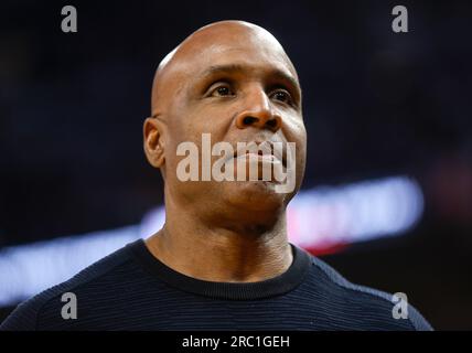 San Francisco, États-Unis. 26 février 2023. L’ancien Giants de San Francisco Barry Bonds marche sur le court lors du match des Timberwolves du Minnesota contre les Timberwolves du Minnesota dans le deuxième quart-temps au Chase Center de San Francisco, Californie, le dimanche 26 février 2023. (Photo de Nhat V. Meyer/Bay Area News Group) crédit : SIPA USA/Alamy Live News Banque D'Images