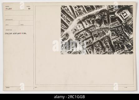 Une photographie aérienne prise par un avion italien pendant la première Guerre mondiale L'image est numérotée 21 334 et a été capturée par un photographe non identifié. Il montre les activités militaires, représentant peut-être une bataille ou un emplacement stratégique. La photographie est marquée du symbole « H » et a été émise à des fins publicitaires ou informatives par les chaînes officielles. Banque D'Images