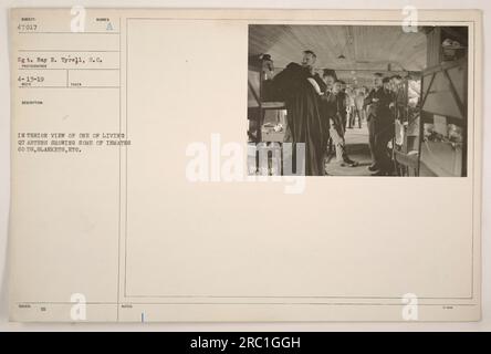 Vue intérieure de l'un des quartiers d'habitation montrant des lits, des couvertures et d'autres effets personnels des détenus. Cette photographie a été prise par le sergent Ray R. Tyrell le 13 avril 1919. L'image porte le numéro de sujet 47017 dans la collection ; les notes concernant la photo sont référencées avec le numéro 42017. Banque D'Images