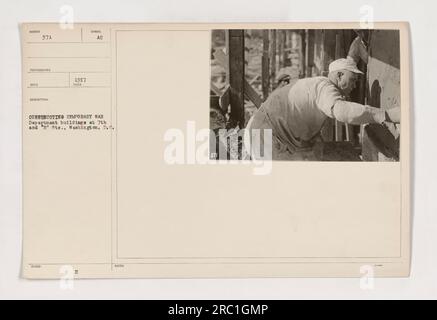 Construction en cours pour un bâtiment temporaire du département de la Guerre à l'intersection des rues 7th et B à Washington, DC La photo a été prise en 1917 par le photographe Wunder RECO 371. Banque D'Images