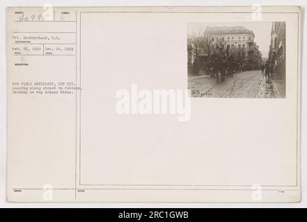 Des soldats de la 5th Field Artillery, 1st Division, sont vus sur cette photo passant le long d'une rue à Coblenz, en Allemagne, sur leur chemin à travers le Rhin. L'image a été prise le 26 février 1919 par le soldat Brotherhood, S.C. dans le cadre des activités militaires américaines pendant la première Guerre mondiale. Cette photo en particulier porte le numéro de référence 111-SC-40990 et a été émise avec les notes d'accompagnement le 14 décembre 1918. Banque D'Images