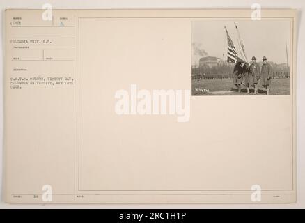 Des soldats du Student Army Training corps (S.A.T.C.) de l'Université Columbia défilent avec leurs couleurs le jour de la victoire à New York. La photographie, numérotée 46861, a été prise à l'Université Columbia. La description du photographe indique que cinq clichés ont été pris, portant le symbole « Mc. » Cette image fait partie d'une collection plus grande avec le numéro de série 9846861. Banque D'Images