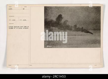 Sur cette photographie de 1919, un hydravion allemand peut être vu abattu en flammes par un américain Aviateur naval pendant la première Guerre mondiale. L'événement a eu lieu en 1918, comme l'indique le symbole de la photo émise. Banque D'Images