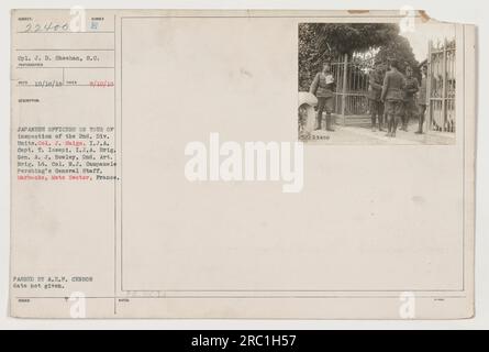 Le caporal J. D. Sheehan du corps des transmissions est photographié avec un groupe d'officiers japonais qui étaient en tournée d'inspection des unités de la 2e division. Le groupe comprend le colonel J. Saigo et le capitaine T. Iasepi de la I.J.A., et le brigadier. Général A. J. Bowley et lieutenant-colonel N.J. Campauele de l'état-major général de Pershing. La photo a été prise à Marbache, secteur Metz, France. Il a été adopté par le censeur de l'A.E.P. mais la date de délivrance n'est pas indiquée. Banque D'Images