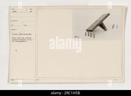 Cette photographie représente un appareil signal corps, plus précisément le support de clé droit (sans interrupteur) pour le raccord S.C.R.-65. Il fait partie du L.W.F. Série SURGER 2879. Le photographe de cette image n'est pas identifié, et la description note que l'appareil signal corps est délivré pour utilisation. Banque D'Images