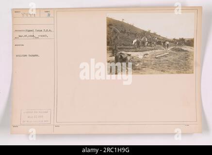 Une photographie prise par le signal corps U.S.A. le 26 mars 1916, pendant la première Guerre mondiale. L'image montre un groupe de soldats s'engageant dans la pratique des cibles sur des bâtiments militaires. Cette photographie a été officiellement émise par la Division du Collège de guerre le 23 mars 1913. Banque D'Images