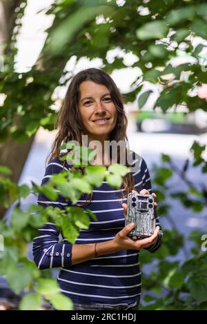 Staufen im Breisgau, Allemagne. 05 juillet 2023. Mara Ziemlich de l'Institut de recherche forestière de Baden-Württemberg (FVA) tient un piège à photo dans sa main. Ziemlich veut l'utiliser pour étudier l'utilisation de biotopes dits de stepping Stone par les animaux sauvages. Il peut s'agir, par exemple, de stations d'épuration, mais aussi de décharges de déchets de construction, qui sont utilisées par les animaux pour un court repos. (À dpa « Animal motel » dans les stations d'épuration - les opérations et la faune vont-elles ensemble ?) Crédit : Philipp von Ditfurth/dpa/Alamy Live News Banque D'Images