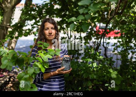 Staufen im Breisgau, Allemagne. 05 juillet 2023. Mara Ziemlich de l'Institut de recherche forestière de Baden-Württemberg (FVA) tient un piège à photo dans sa main. Ziemlich veut l'utiliser pour étudier l'utilisation de biotopes dits de stepping Stone par les animaux sauvages. Il peut s'agir, par exemple, de stations d'épuration, mais aussi de décharges de déchets de construction, qui sont utilisées par les animaux pour un court repos. (À dpa « Animal motel » dans les stations d'épuration - les opérations et la faune vont-elles ensemble ?) Crédit : Philipp von Ditfurth/dpa/Alamy Live News Banque D'Images