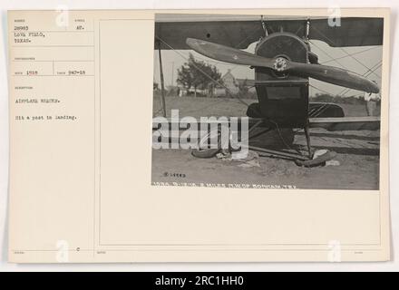 Image montrant des épaves d'avions à Love Field, Texas pendant la première Guerre mondiale. Le photographe a reçu la photo en 1918. Les épaves étaient dues au fait que les avions ont heurté un poteau pendant l'atterrissage. La photo a été prise le 12 septembre 1918 et a été émise avec le code 111-SC-28983. L'emplacement est à 2 miles au nord-ouest de Bonham, Texas. Banque D'Images