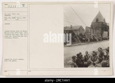 Lt. A.C. Duff du 167th Infantry Regiment, anciennement 4th Regiment Alabama National Guard, est vu sur cette photo prise le 6 novembre 1918. L'image montre une église avec un drapeau de trêve volant dessus à Breuilles sur Bar, Ardennes, France. La photo a été approuvée par le censeur de l'A.E.P. mais la date précise n'est pas disponible. Banque D'Images