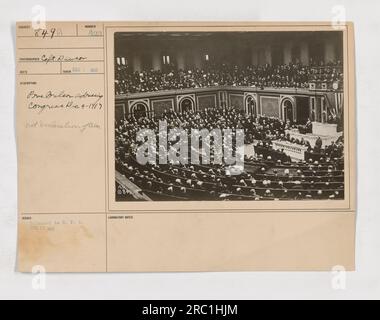 Le président Wilson prononce un discours au Congrès le 4 décembre 1917. La photographie capture le moment mais ne représente pas la déclaration de guerre. L'image a été communiquée au Comité de l'information le 17 décembre 1917. Banque D'Images