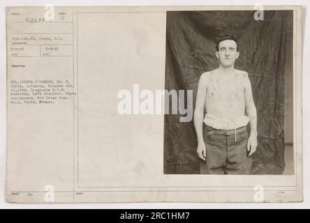 Sgt.1st.cl. Jones, S.C., un soldat de la 156e compagnie d'infanterie C, est représenté sur cette photographie prise par le CPL. Joseph O'Connor le 1 mars 1919. Le sergent Jones a été blessé le 16 octobre 1918 et a subi une résection de son épaule gauche à l'hôpital No 2 de la Croix-Rouge à Paris, en France. Banque D'Images