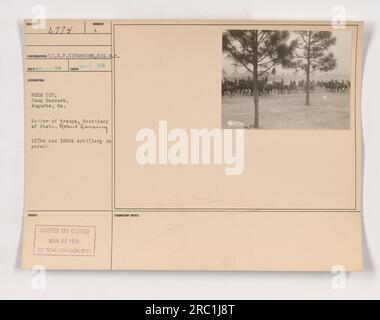 Le secrétaire d'État Robert Lansing passe en revue les troupes des 107th et 108th Artillery au camp de la 28th Division à Augusta, en Géorgie, en mars 1918. La photographie, prise par le lieutenant H.P. KINGSMORE, fait partie d'une série décrivant les activités militaires américaines pendant la première Guerre mondiale. Il a été censuré et approuvé pour sortie le 26 mars 1913 par le War College Division Laboratory. Banque D'Images