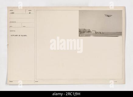 Image 111-SC-1399 capture un avion en vol pendant la première Guerre mondiale. La photographie a été prise par le photographe Reco Description, qui a capturé cette image d'un avion volant dans le ciel. L'avion est identifié par le symbole « ATT » sur son corps. Cette image est numérotée et documentée comme 1399 dans la collection. Banque D'Images