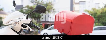 Boîte de rangement rouge à l'arrière de la moto. Banque D'Images
