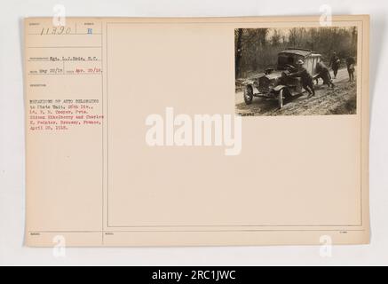 Photographie montrant la panne d'une automobile appartenant à l'unité photo de la 26e Division. La voiture appartient au lieutenant E. H. Cooper, avec Pvts. Gideon Eikelberry et Charles E. Painter. Cet incident a eu lieu à Broussy, en France, le 20 avril 1918. Photographe : Sgt. L.J.Rode, S.C.' Banque D'Images