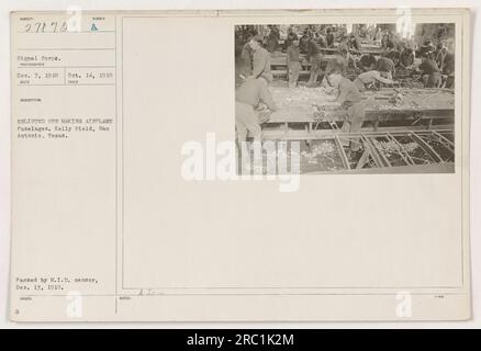 Hommes enrôlés occupés à construire des fuselages d'avions à Kelly Field à San Antonio, Texas. La photographie a été prise le 14 octobre 1918 et a été officiellement publiée le 13 décembre 1918, après avoir été passée par le censeur du M.I.D. Banque D'Images