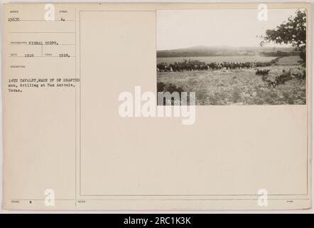 Des soldats du 14th Cavalry, composés d'hommes draftés, sont vus forer à San Antonio, au Texas, en 1918. La photo a été prise par le signal corps, avec le symbole 'A' émis à l'unité. Cette image fait partie de la collection 'photographies des activités militaires américaines pendant la première Guerre mondiale.' Banque D'Images