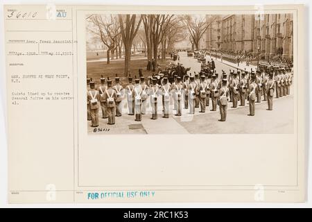 Le général Joffre visite West point, New York, en avril 1918. Des cadets sont vus alignés pour l'accueillir à son arrivée. Cette photographie a été prise par l'American Press Association et est étiquetée comme usage officiel seulement. Banque D'Images