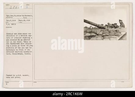 ÉQUIPAGE DE CANON RUSSE SOUS LE COMMANDEMENT D'UN CAPITAINE BRITANNIQUE : cette photographie, prise le 29 septembre 1918, montre un équipage de canon russe opérant sous la direction d'un capitaine d'artillerie britannique. L'équipage est vu en train de voir le canon, qui est monté sur un véhicule blindé, aux lignes de front. La photo a été prise lors d'une attaque des bolcheviks au verst 461 à Obozerskaya, en Russie. La position du canon était juste en face du quartier général américain avancé. La photographie a été transmise par le censeur de l'A.E.F. et sa date exacte d'émission est inconnue. Banque D'Images