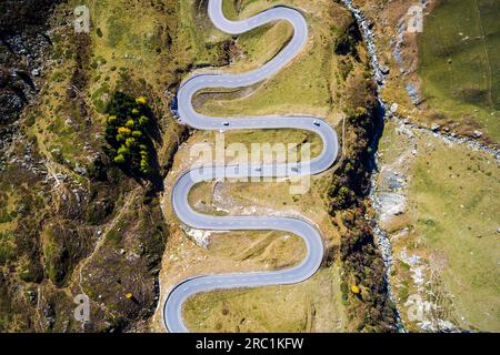 Julierpass, col alpin sinueux en Engadine, photo drone, Bivio, Canton Graubuenden, Suisse Banque D'Images