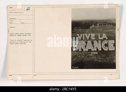 Les marins en formation à la station d'entraînement navale des Grands Lacs à Great Lakes, Illinois, ont décrit « vive la France » comme un message de soutien pendant la première Guerre mondiale. Photographie prise en 1918. Banque D'Images