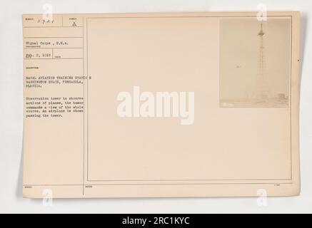 Une tour d'observation à la Naval Aviation Training Station à Warrington Beach, Pensacola, Floride permet d'avoir une vue de l'ensemble du parcours. La tour est utilisée pour observer les actions des avions pendant l'entraînement. Sur cette photographie, un avion est vu passant par la tour. Cette image a été prise en 1918 par un photographe du signal corps, aux États-Unis Banque D'Images