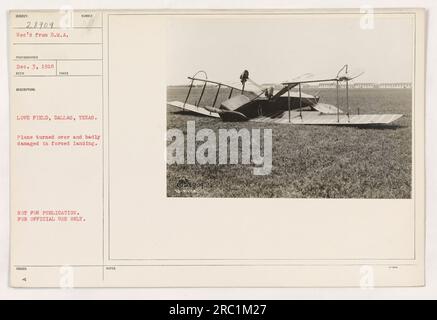 Un avion est renversé et gravement endommagé après un atterrissage forcé à Love Field, Dallas, Texas. Cette image a été prise le 3 décembre 1918, et est notée comme n'étant pas pour la publication mais pour un usage officiel seulement. Les notes d'accompagnement indiquent que le numéro d'identification de l'avion est 6038909. Banque D'Images