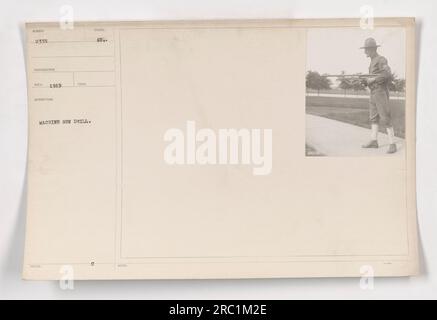 Soldats effectuant un exercice de mitrailleuse pendant la première Guerre mondiale L'image les montre pratiquer leur technique dans un champ boueux. Banque D'Images