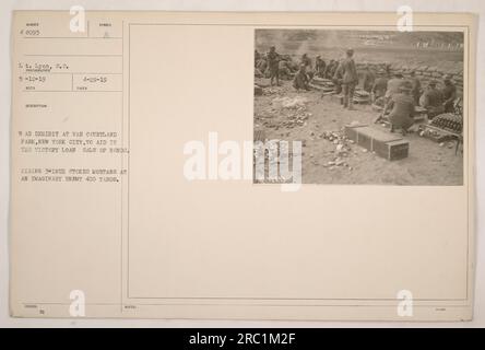 Des soldats au parc Van Courtland à New York participent à une exposition de guerre pour aider à lever des fonds pour la vente d'obligations par prêt Victory pendant la première Guerre mondiale Sur cette photo, le lieutenant Lyon tire des mortiers Stokes de 3 pouces sur un ennemi imaginaire situé à 400 mètres de distance. Date de prise de décision : 12 mai 1919. Banque D'Images