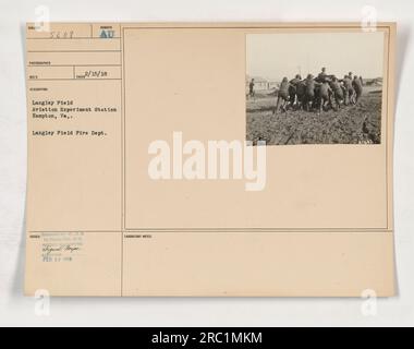 Le personnel du service des pompiers de Langley Field effectue un exercice de formation à la Langley Field Aviation Experiment Station à Hampton, en Virginie. La photographie a été prise le 15 février 1918. L’image montre les pompiers en action, immergés dans leur formation. Cette photographie a été transmise par W.C.D. à la Division photo du 8th signal corps et a été approuvée le 28 février 1918. Banque D'Images