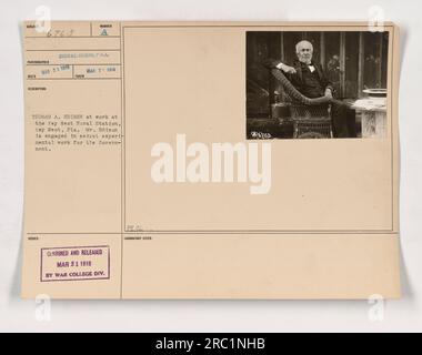 Thomas Edison a vu travailler à la base navale de Key West dans un projet expérimental secret pour le gouvernement pendant la première Guerre mondiale. Photographie prise le 7 mars 1918 et censure publiée le 21 mars 1918 par la Division du War College. Cette image est étiquetée comme 111-SC-6763 dans la collection 'Photographs of American Military Activities during World War One'. Banque D'Images