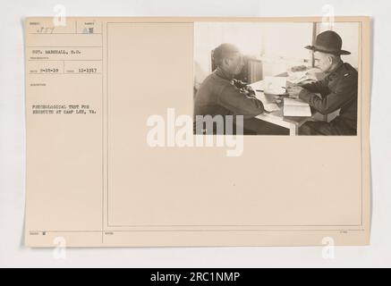 Photographie montrant un test psychologique effectué sur des recrues au Camp Lee, en Virginie, pendant la première Guerre mondiale. Le test a été administré pour évaluer la condition mentale et les capacités du personnel militaire potentiel. Cette image est numérotée 111-SC-389 dans la collection des activités militaires américaines au cours de cette période. Banque D'Images