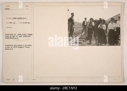 Réception pour le 110th Field Artillery alors qu'ils se rendent au Camp Meade, Maryland. L'image montre Katherine Kee, Oscar H. Kee et Mme K. Kee du 2019 Flagler place à Washington DC La photographie a été prise le 28 mai 1919 par le sergent Coombs. Les informations de légende proviennent de la photo n° 53823. Banque D'Images