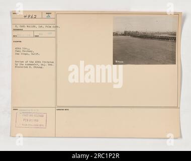 L'image montre le major général Frederick S. Strong examinant la 40e division au Camp Kearney, San Diego, Californie en février 1918. La photographie a été prise par E. Carl Wallen de l'International film Service. Cette information a été enregistrée le 21 février 1918, et par la suite publiée par le laboratoire de la Division du Collège de guerre. Banque D'Images