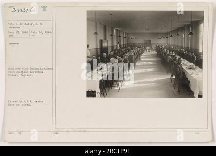 Les membres de l'American Expeditionary Forces (AEF) se rassemblent pour leur repas dans le mess des officiers à l'aérodrome de Ford Junction dans le Sussex, en Angleterre. Le VP D. W. Kelly a capturé cette photographie à une date non précisée entre le 24 octobre et le 27 décembre 1918. L'image a ensuite été reçue et prise par le photographe Nunder H. M.Oyi ke a émis cette image. NOTES : 323/6, sans information supplémentaire notable fournie. Banque D'Images