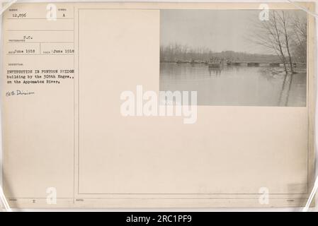 Des soldats du 305e génie de la 80e division construisent un pont flottant sur la rivière Appomatox en juin 1918. Cette photographie a été prise par un photographe officiel et fait partie d'une série documentant les activités militaires américaines pendant la première Guerre mondiale. Banque D'Images