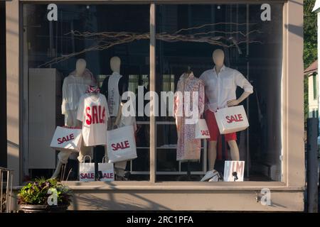 Une vente dans un magasin de vêtements pour femmes à Katonah, Westchester, New York. Banque D'Images
