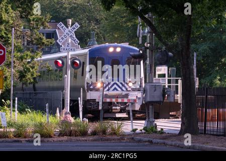 Un train Metro North quitte la station Katonah, traverse Jay St puis se dirige vers le sud vers White Plains et Grand Central Station. À Westchester, NY. Banque D'Images