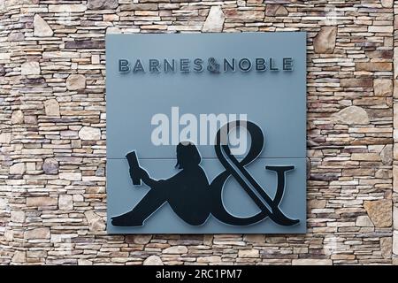 Le logo Barnes & Noble à l'extérieur du centre commercial Danbury Fair, vu du parking. Banque D'Images