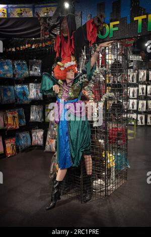Un mannequin entièrement costumé à l'intérieur de la boutique de costumes Halloween Adventure sur Broadway à Greenwich Village, Manhattan. Banque D'Images