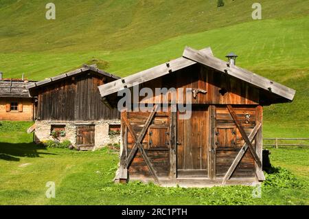 Le Fane Alm, au-dessus de Muehlbach (Tyrol du Sud) dans la haute vallée de Vals-Jochtal, est un petit village alpin pittoresque avec une petite église. Journal de nombreux Banque D'Images