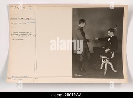 Recrues de l'aviation subissant des examens physiques et participant à des tests de palpage à l'hôpital Episcopal de Washington, D.C. La photographie a été prise le 23 avril 1918 par le lieutenant Reid du signal corps. L'image est désignée 111-SC-8245 et n'a pas été destinée à la publication. Banque D'Images